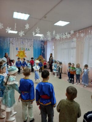 Как встречать детей в детском саду. Воспитатель и дети в детском саду. Конкурсы для детей в детском саду. Воспитатель детского сада. Новогодний утренник в детскоммсаду.